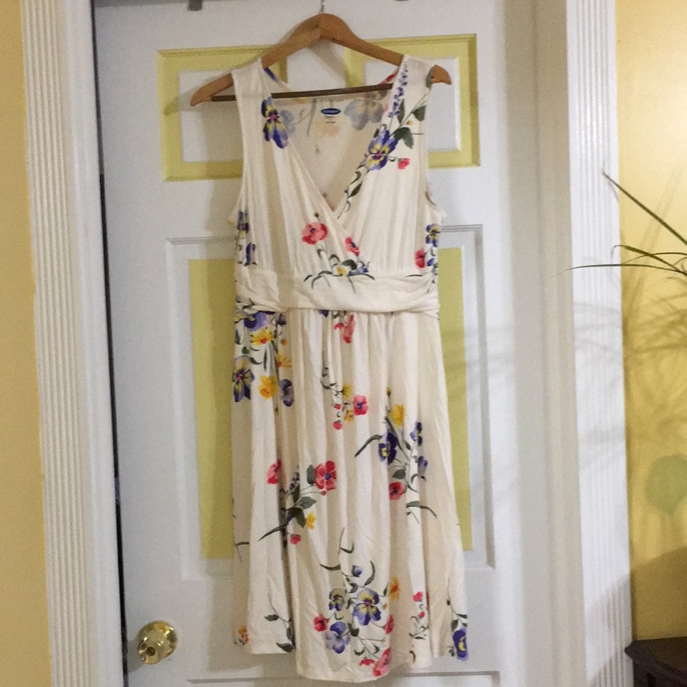 Medium sleeveless maternity dress from old navy.